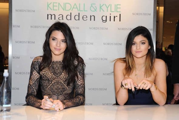 Kendall y Kylie Jenner literalmente le salieron al paso a sus famosas hermanas y ahora ellas imponen la moda con su propia línea de calzados y carteras. El lanzamiento de sus productos se hizo por todo lo alto y con el alboroto que siempre rodea a los miembros de la familia. Te traemos las fotos de la bellas, jóvenes, y millonarias nuevas divas de Los Ángeles.