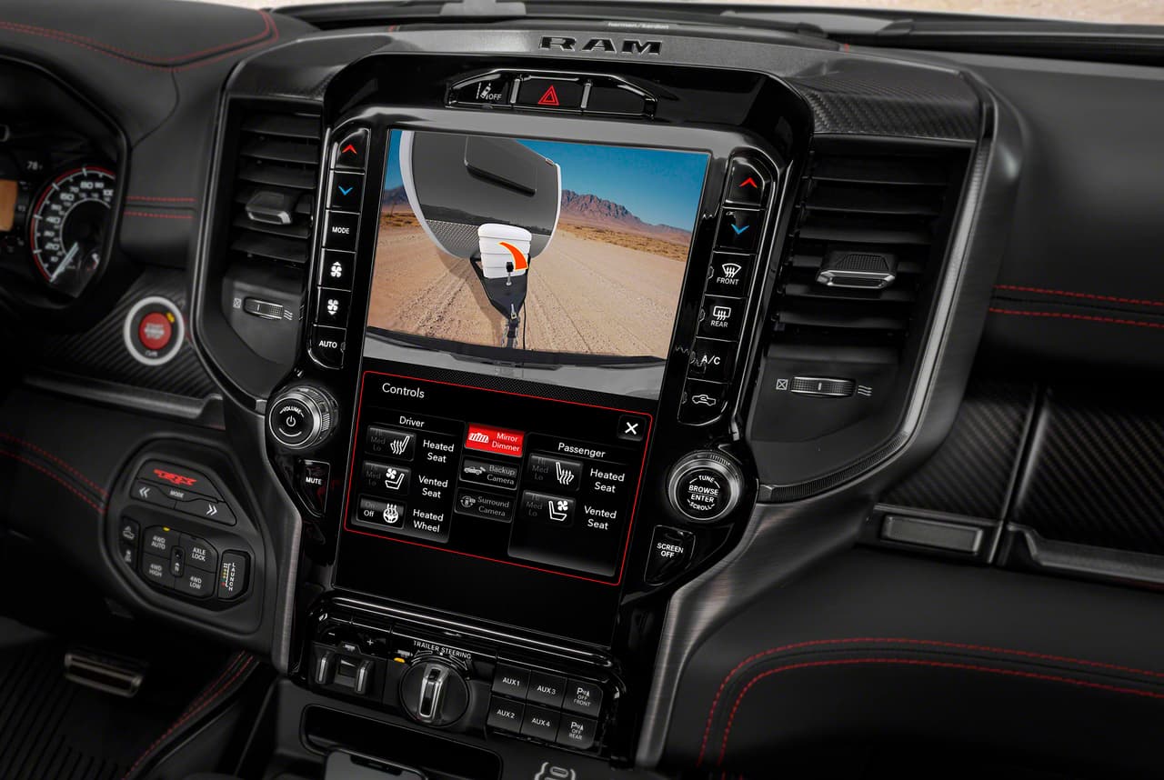Ram ofrece la disponibilidad de un asistente para retroceso con remolque para la 1500 TRX, así como más de 100 funciones de seguridad activa y pasiva, incluida la cámara trasera ParkView con cuadrícula dinámica, control electrónico de estabilidad con mitigación electrónica de bamboleo, seis bolsas de aire, monitoreo de punto ciego, control de crucero adaptable, y frenado automático de emergencia.