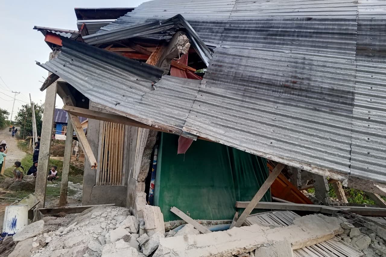 “Seguimos recopilando informes de daños y víctimas, pero hay interrupciones en las comunicaciones”, manifestó Darmoko. Dijo que los deslizamientos de tierra en la regencia de Ende provocados por el terremoto también cortaron la carretera Trans-Flores
