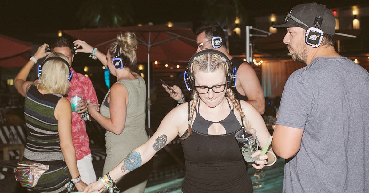 Entre otra de las atracciones, el hotel también ofrece una 'disco silenciosa' en la que la pista de baile se llenará de movimiento, pero sin ruido que moleste al resto de los huéspedes.