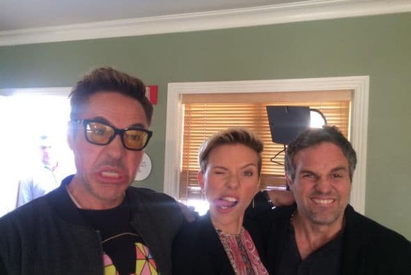 Y aquí con Scarlett Johansson y Mark Ruffalo, también jugando con la cámara.