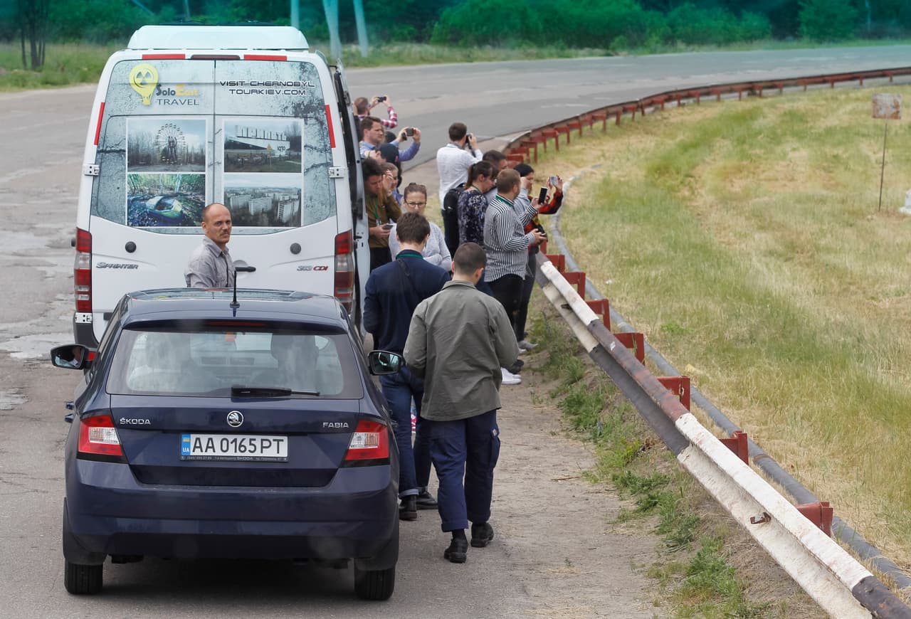 Según un reporte de la agencia EFE, los itinerarios turísticos pueden costar entre 100 y 150 dólares. Hay que agregar el viaje a Ucrania, que desde las ciudades de este de EEUU supera los 1,000 dólares pero el crecimiento de la demanda podría hacer que estos precios suban. En la fotografía visitantes frente reactor nuclear de la planta, que explotó en 1986.