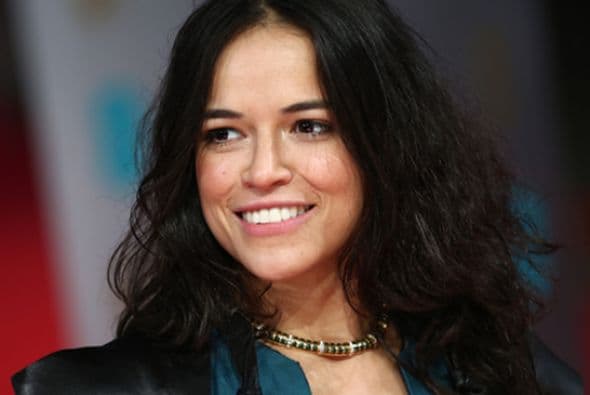 ¡La actriz de 'Rápido y Furioso’ de olvida de todas sus penas amorosas haciéndose flequillo en el cabello!