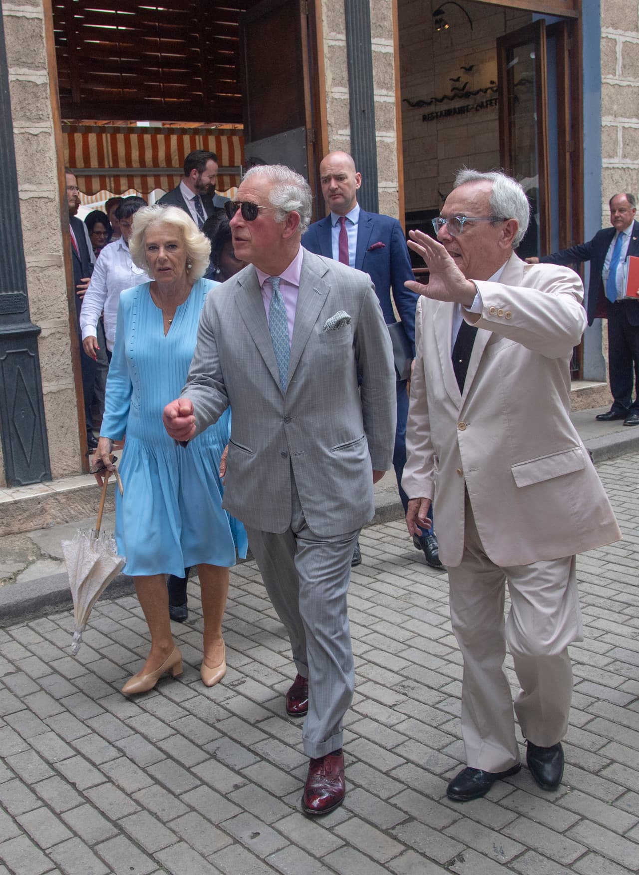 Antes, recorrieron a pie algunos puntos de La Habana Vieja, acompañados del historiador Eusebio Leal.