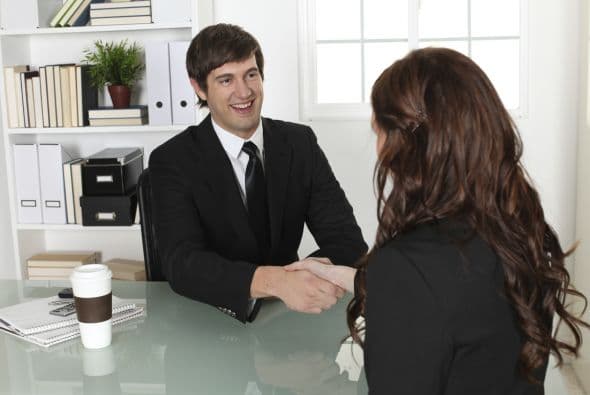 Deja los nervios de lado y aplica los consejos que nos dio, para conectarte con tu entrevistador, hacer preguntas inteligentes y obtener el puesto.