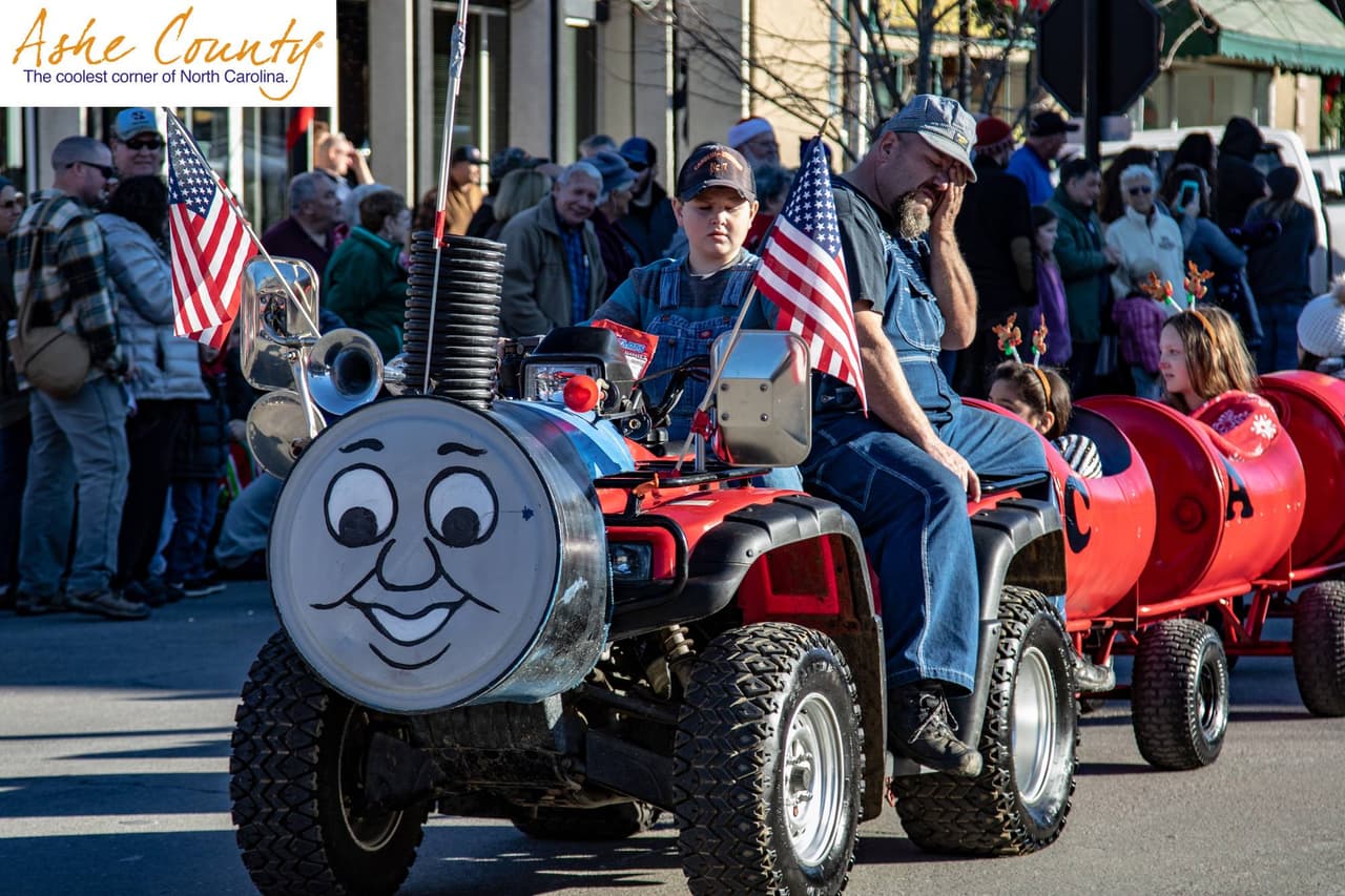 <b><a href="https://ashechamber.com/event.php?id=1935" target="_blank">West Jefferson Holiday Parade (20 de noviembre)</a>: </b>Disfruta de un desfile por el centro de la ciudad que inicia a las 3pm.