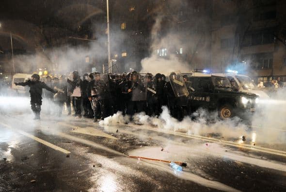 Al menos cinco personas resultaron heridas la noche de este martes en Sofía (la capital búlgara) en enfrentamientos entre la policía y unas tres mil personas que intentaron llegar hasta el Parlamento.