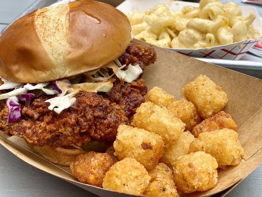 <b>Iyla's Southern Kitchen</b>
<br>
<b>Dirección</b>: 411 W Morgan St. Raleigh, NC. 27603
<br>
<b>Teléfono</b>: (919) 758-8369
<br>
<b>Sitio web</b>: 
<a href="https://www.facebook.com/p/Iylas-Southern-Kitchen-100063596981326/">https://www.facebook.com/p/Iylas-Southern-Kitchen-100063596981326/</a> 
<br>
<b><a href="https://www.yelp.com/map/iylas-southern-kitchen-raleigh">Cómo llegar</a></b>
<br>
<br>En Yelp aseguran que venden “el mejor sándwich de pollo y pollo caliente de la ciudad” así como una “Gran hamburguesa de camarones y pimiento con queso que está increíble”.