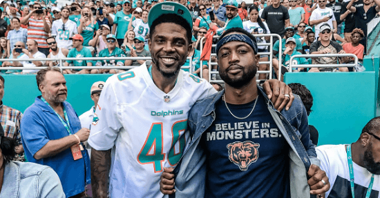 Mientras tanto, en el Hard Rock Cafe Stadium, los jugadores del Miami Heat Dwyane Wade y Udonis Haslem, acudieron a ver el partido entre Dolphins y Bears.