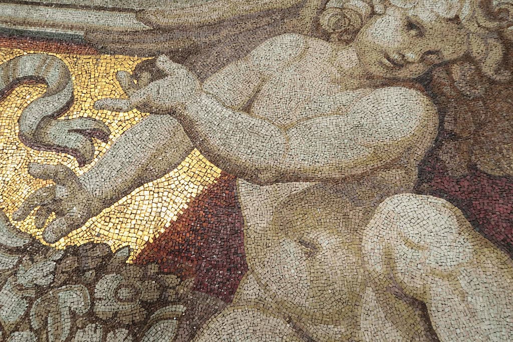 En la segunda jerarquía de los ángeles tenemos otra trilogía, comenzando con los 
<b>Dominios</b>, o 
<b>Dominaciones</b>. Son como los ángeles "obreros" que reciben órdenes de serafines, querubines y hasta de Dios, además de supervisar a los ángeles inferiores.