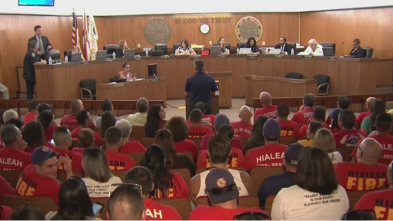 Alcalde de Hialeah promete reunirse con los bomberos para buscar soluciones al recorte de sus salarios 