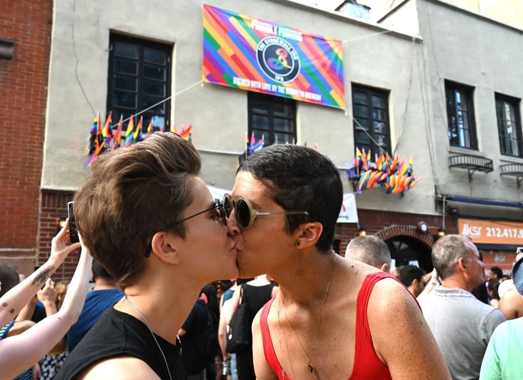 Marisa McGrody y Meg Blendulf se besan justo al frente del Stonewall Inn. Los disturbios que comenzaron en ese bar gay de la calle Christopher, en el Greenwich Village de Nueva York hace 50 años, demostraron ser un hito que lo cambió todo: el inicio de la lucha de la comunidad LGBTQ.