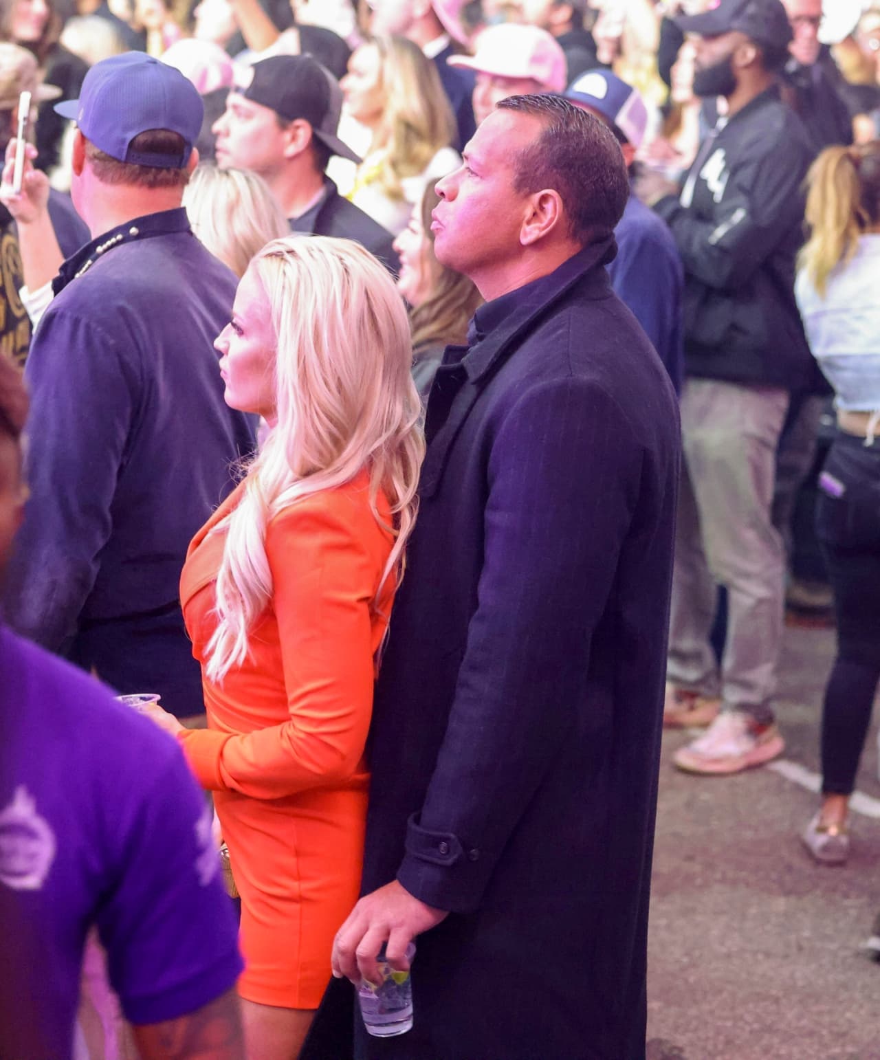 A-Rod eligió para su cita un abrigo negro casual.