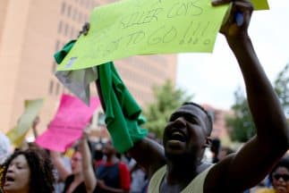 Activistas en Ferguson piden la renuncia de Darren Willson y del fiscal Robert McCulloch