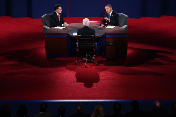 En esta ocasión los candidatos se mantuvieron sentados en una mesa semicircular.