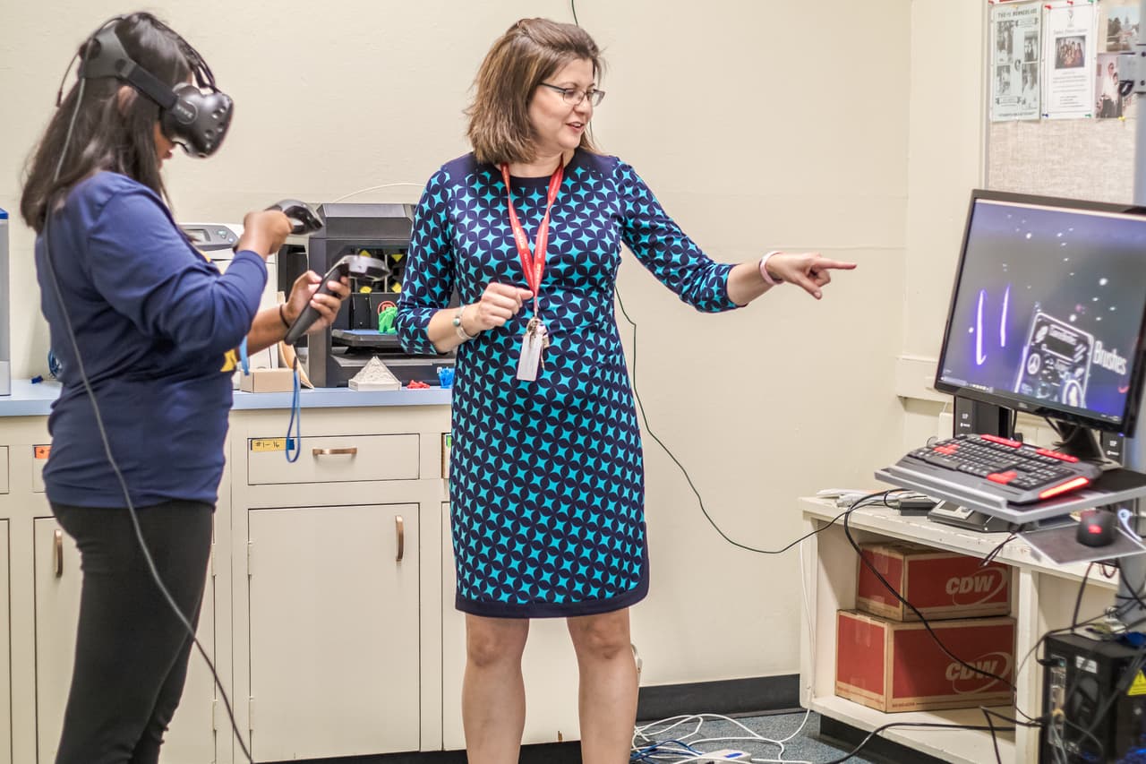 "He trabajado en esta industria y no muchos profesores han tenido la experiencia que yo tengo. Yo soy un ejemplo y un modelo a seguir para ellos. Sé lo que es trabajar en alta tecnología. Yo les puedo dar un vistazo de cómo es y así ayudar a prepararlos mejor."