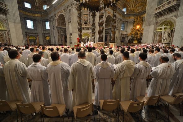 La misa oficiada en la basílica de San Pedro del Vaticano abre el Triduo Pascual en el que los sacerdotes renuevan las promesas sacerdotales, pobreza, castidad y obediencia.