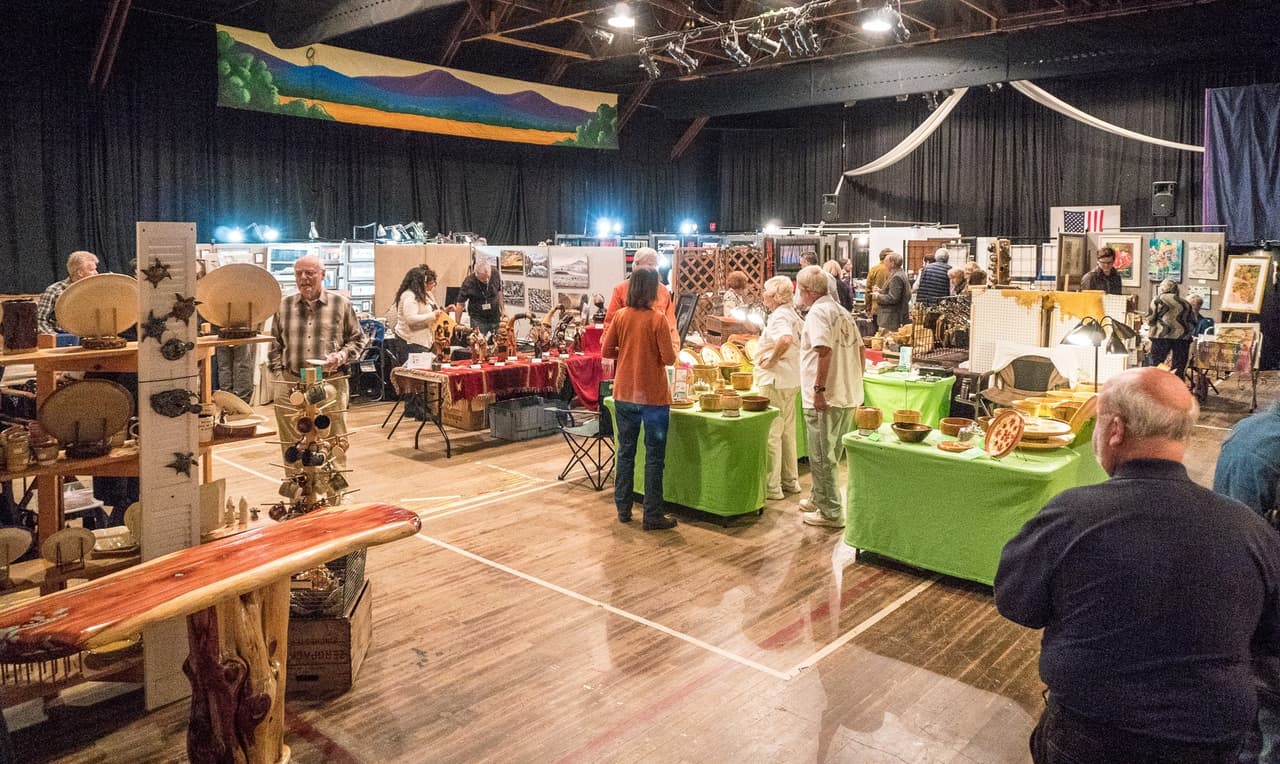 <b>Evento</b>: WinterFest Arts Tour / Sautee Nacoochee Art Festival
<br>
<b>Fecha</b>: 17 y 18 de febrero de 2024
<br>
<b>Lugar</b>: Sautee Nacoochee Center Campus. 283 GA Hwy. 255 N. Sautee Nacoochee, GA
<br>
<b>Sitio web</b>: 
<a href="https://www.winterfestartstour.com/">https://www.winterfestartstour.com/</a> 
<br>
<br>Pasa un fin de semana de invierno explorando las artes y la historia del noreste de Georgia. El sitio histórico Hardman Farm, Helen Arts & Heritage Center, Sautee Nacoochee Center y Unicoi State Park & Lodge presentan este festival con 175 artistas en 4 ubicaciones durante 2 días.