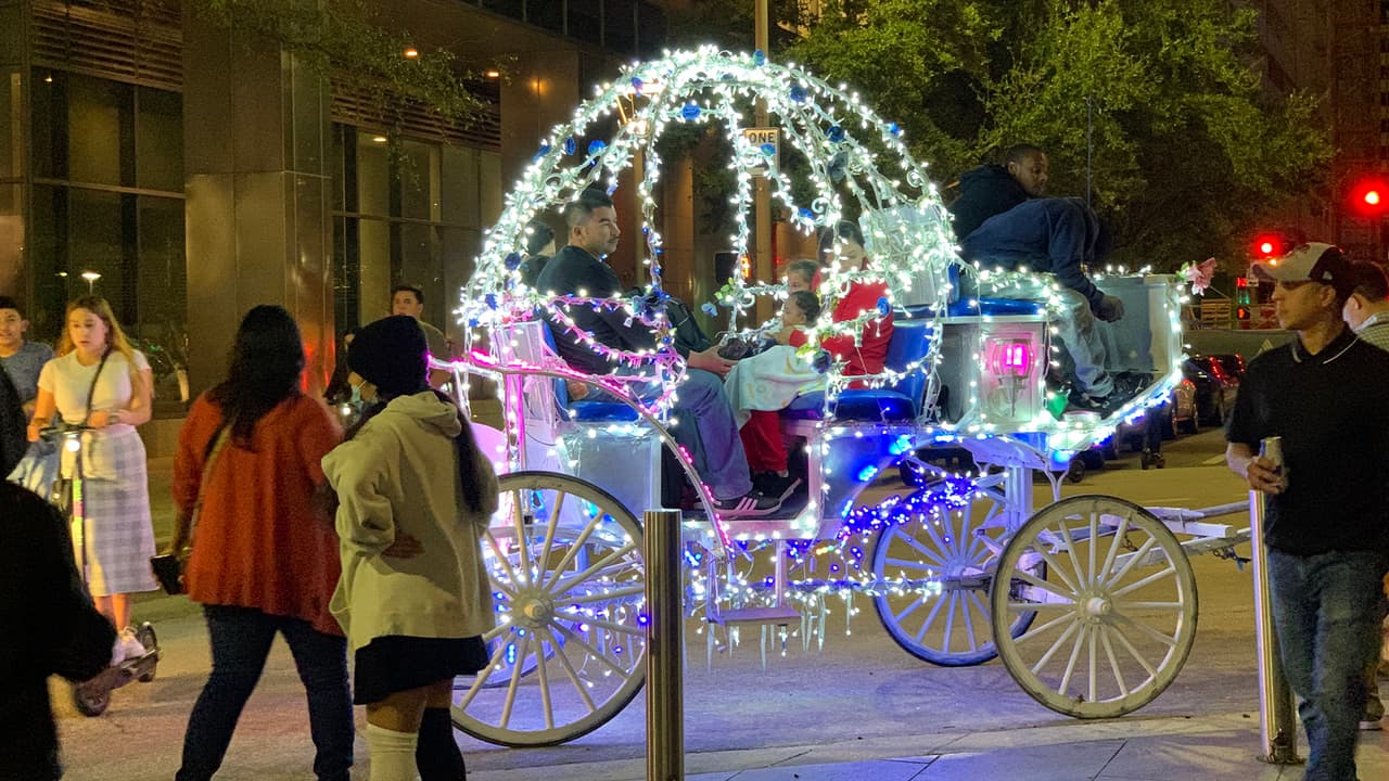 Hay recorridos en carrozas
<a href="https://www.univision.com/local/houston-kxln/luces-navidenas-magical-winter-lights-houston-fotos">iluminadas</a> en los alrededores del Discovery Green.