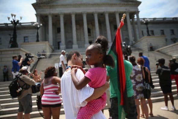 Asistentes al rally a favor de la justicia para los afroamericanos.