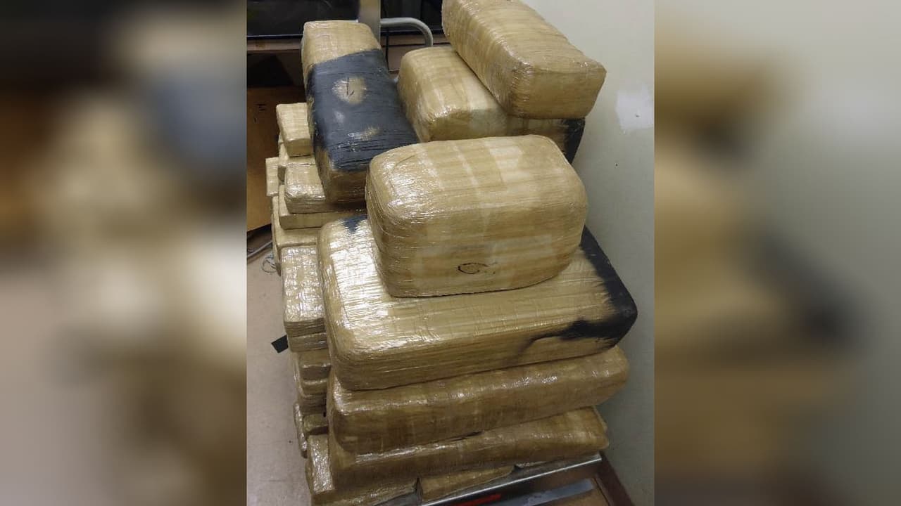 Oficiales de CBP en el puerto de entrada Raúl Héctor Castro, en Douglas, Arizona, arrestaron a un hombre mexicano de 26 años de edad, después de encontrar más de 200 libras de marihuana en su camioneta con un valor aproximado de 112,000 dólares.