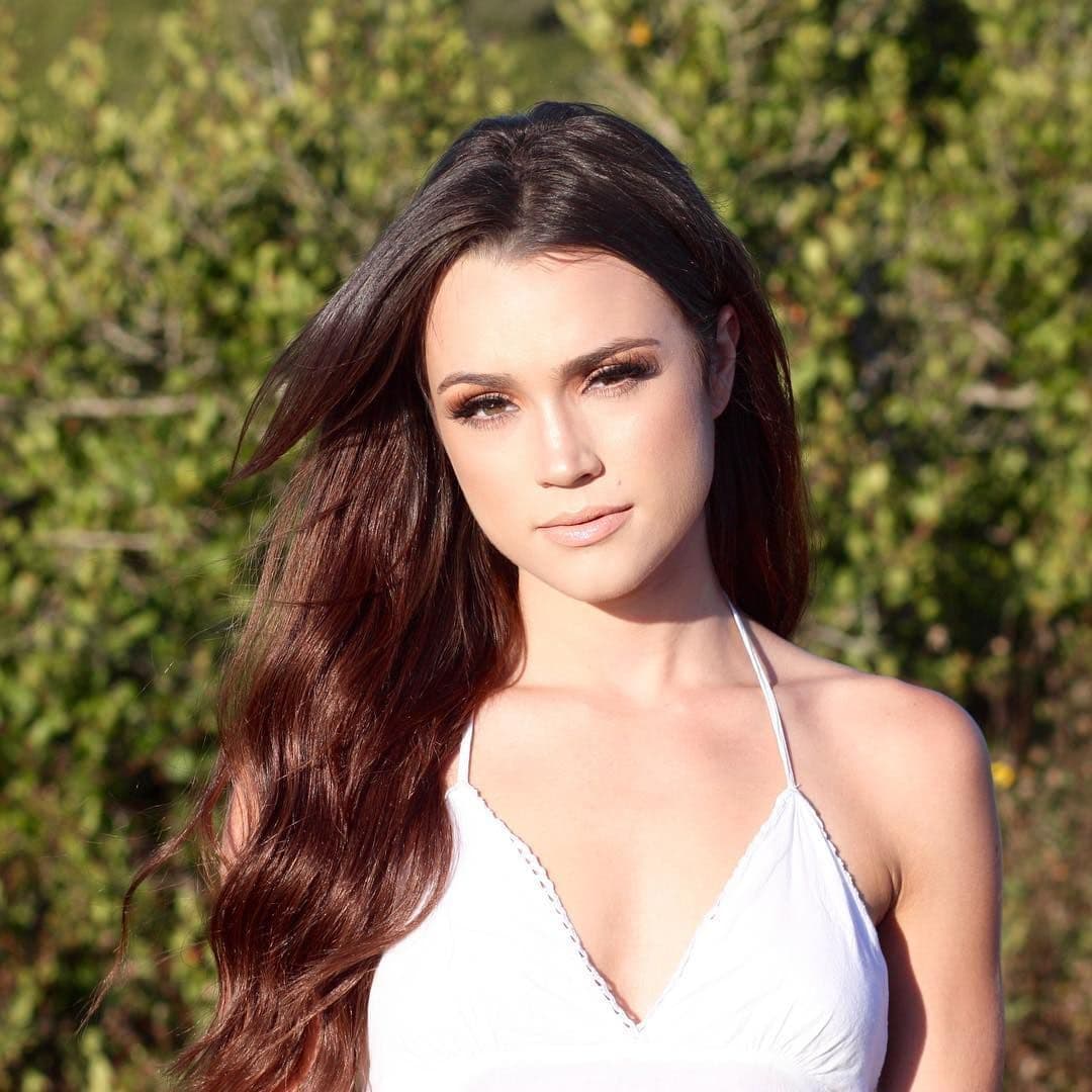 La joven no es voluptuosa como sus primas, pero conserva la mirada de la familia. 
<br>