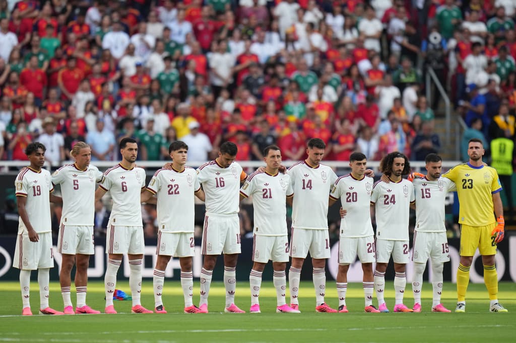 Los jugadores de la selección española realizaron un minuto de silencio por las víctimas del terremoto en Venezuela.