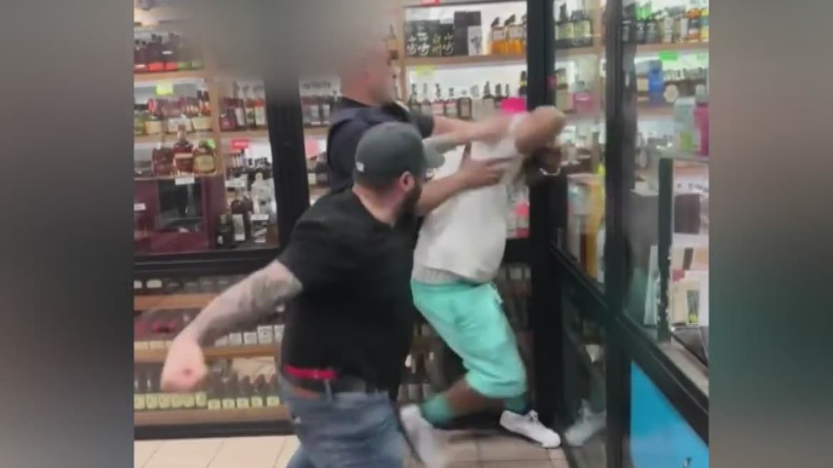 Hombre por agentes demanda al NYPD por 100 millones de dólares