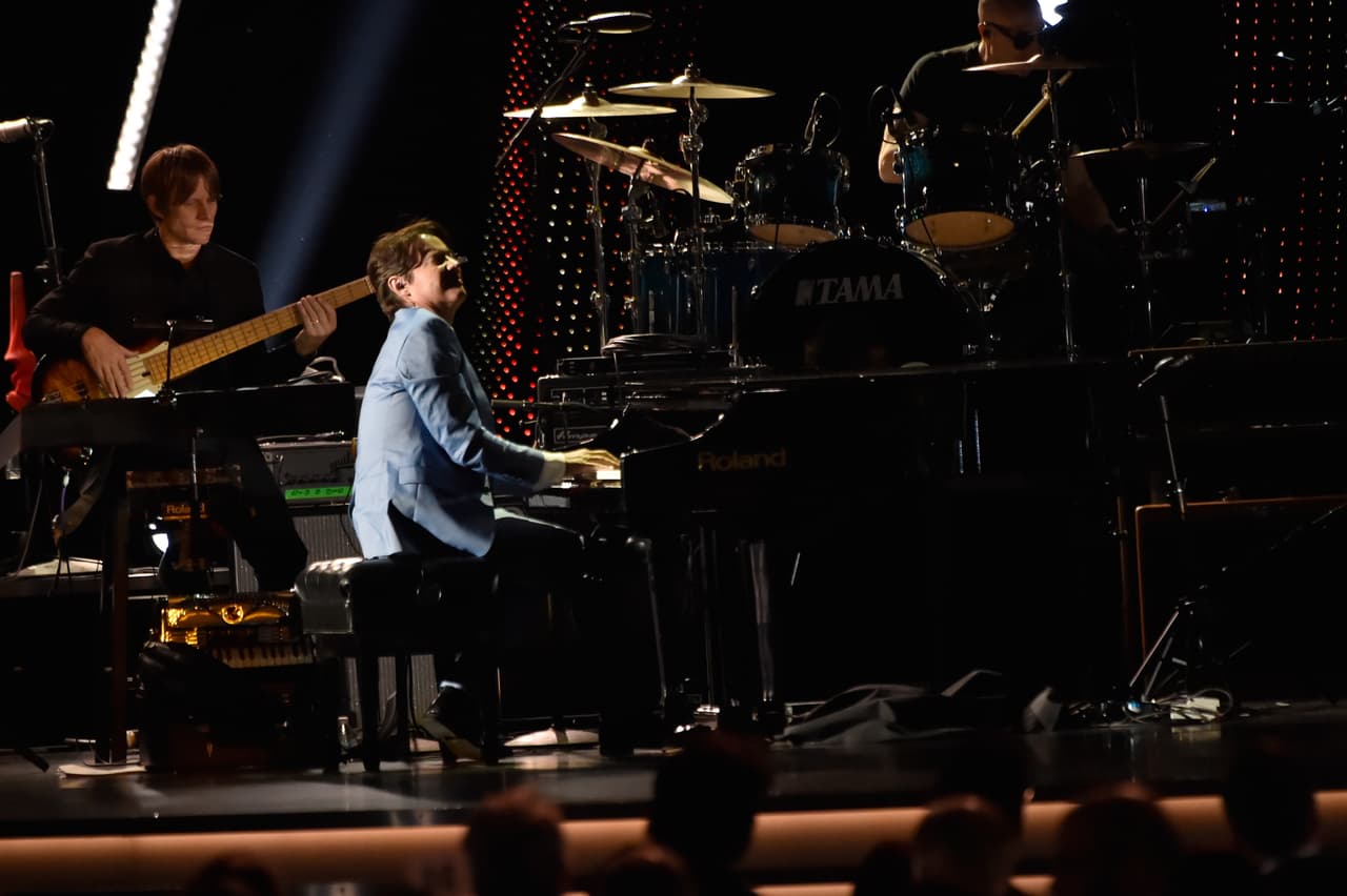 El pianista Arthur Hanlon, disfrutando la versión de 'Benita tu luz' junto a Gilberto Santa Rosa.