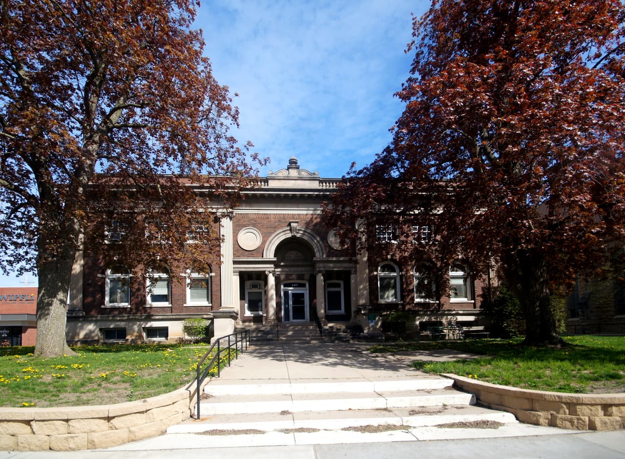 <b>Freeport, Illinois</b>
<br>
<br>Días promedio de las viviendas en el mercado: 17.
<br>
<br>Precio promedio de cotización: 105,000 dólares.
<br>
<br>Ofertas activas en julio de 2021: 141.
<br>
<br>Tamaño promedio de las viviendas en venta: 1,622 pies cuadrados.
<br>
<br>El número total de viviendas sin vender en todo el país bajó 17.3%, desde julio de 2020.
<br>