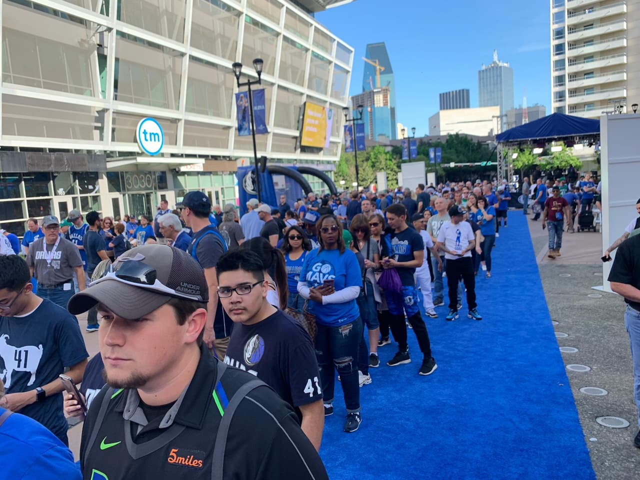 Todos los aficionados recibieron una camisa junto con una máscara con la cara de Nowitzki.