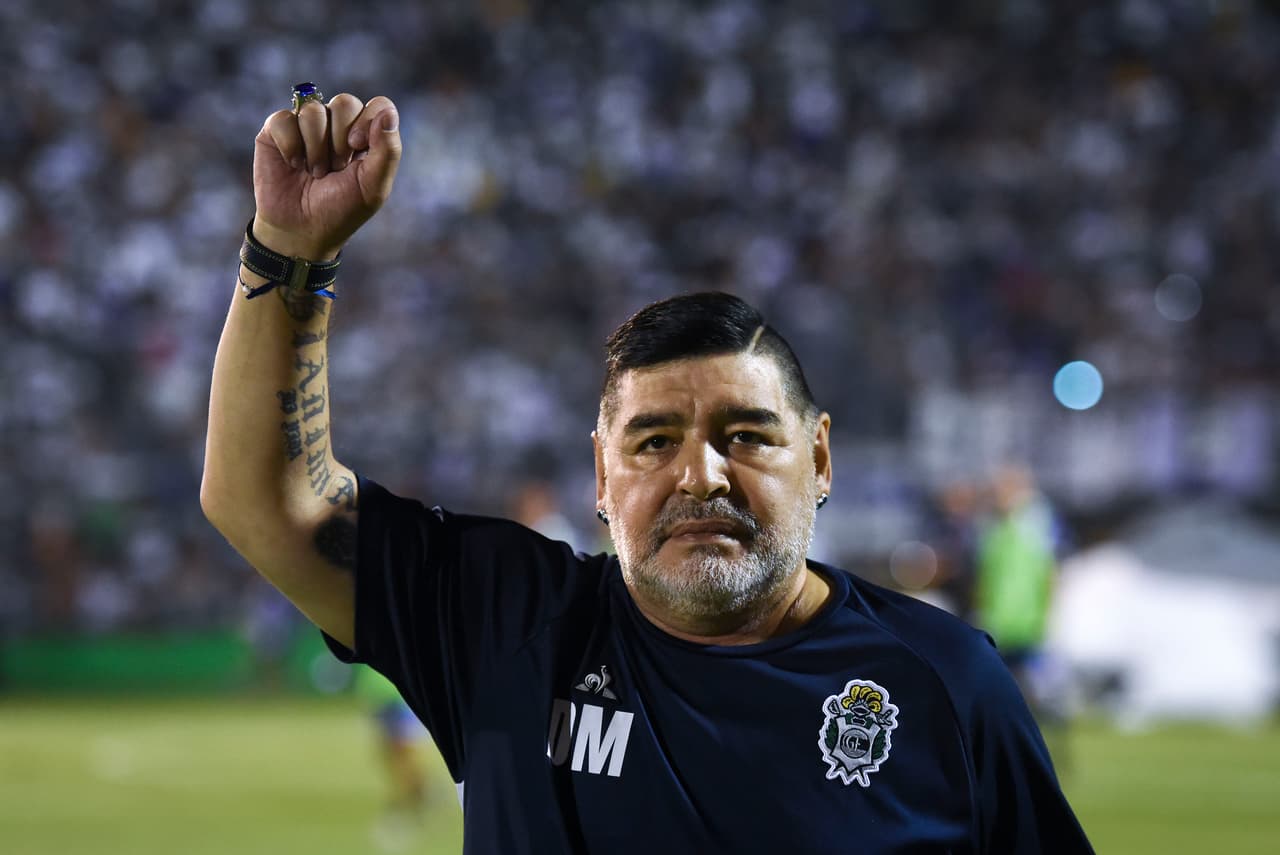 <b>Diego Maradona, 60 años. </b>El gran futbolista argentino, conocido por el polémico gol de la "Mano de Dios" y otro asombroso logrado desde la media cancha minutos despúes en el mismo partido ante Inglaterra en el Mundial de México 1986, llevó ese año a su país al título de la Copa del Mundo. Luchó contra el consumo de cocaína y la obesidad.
<a href="https://www.univision.com/noticias/mundo/muere-la-leyenda-del-futbol-diego-armando-maradona"><u>Falleció el 25 de noviembre después de someterse a una cirugía por un hematoma en la cabeza</u></a>.
<a href="https://www.univision.com/noticias/mundo/la-vida-en-fotos-del-diego-armando-maradona-muerte-diego-maradona-argentina-buenos-aires-2020-fotos"><u>Vea aquí la vida en fotos de Diego Armando Maradona</u></a>
<br>