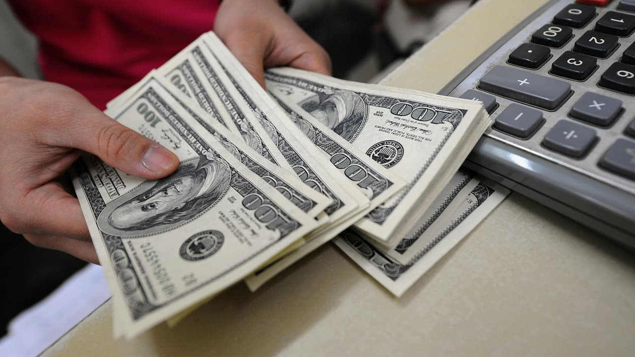 Entre el plan de gastos que fue aprobado este miércoles por el concilio municipal, uno de los puntos consiste en entregarle $500 al mes a los hogares más necesitados en la ciudad. También se le conoce como 
<a href="https://www.univision.com/local/chicago-wgbo/chicago-discute-pagar-500-mensuales-durante-12-meses-a-familias-de-bajos-recursos-video">renta básica o salario básico universal.</a>