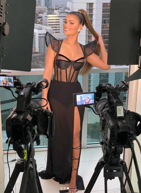 Eligió un vestido negro con transparencicas y abertura en la pierna de la diseñadora dominicana Giannina Azar.