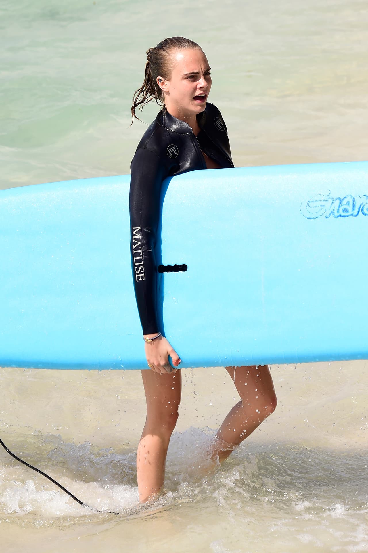 Tomó su 'súper cool' tabla, salió del agua y se quitó el traje.