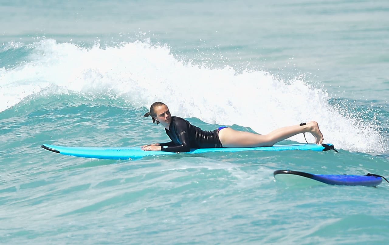Las olas golpearon con fuerza a la modelo, pero a ella no le da miedo nada, por lo que se lanzó contra ellas.