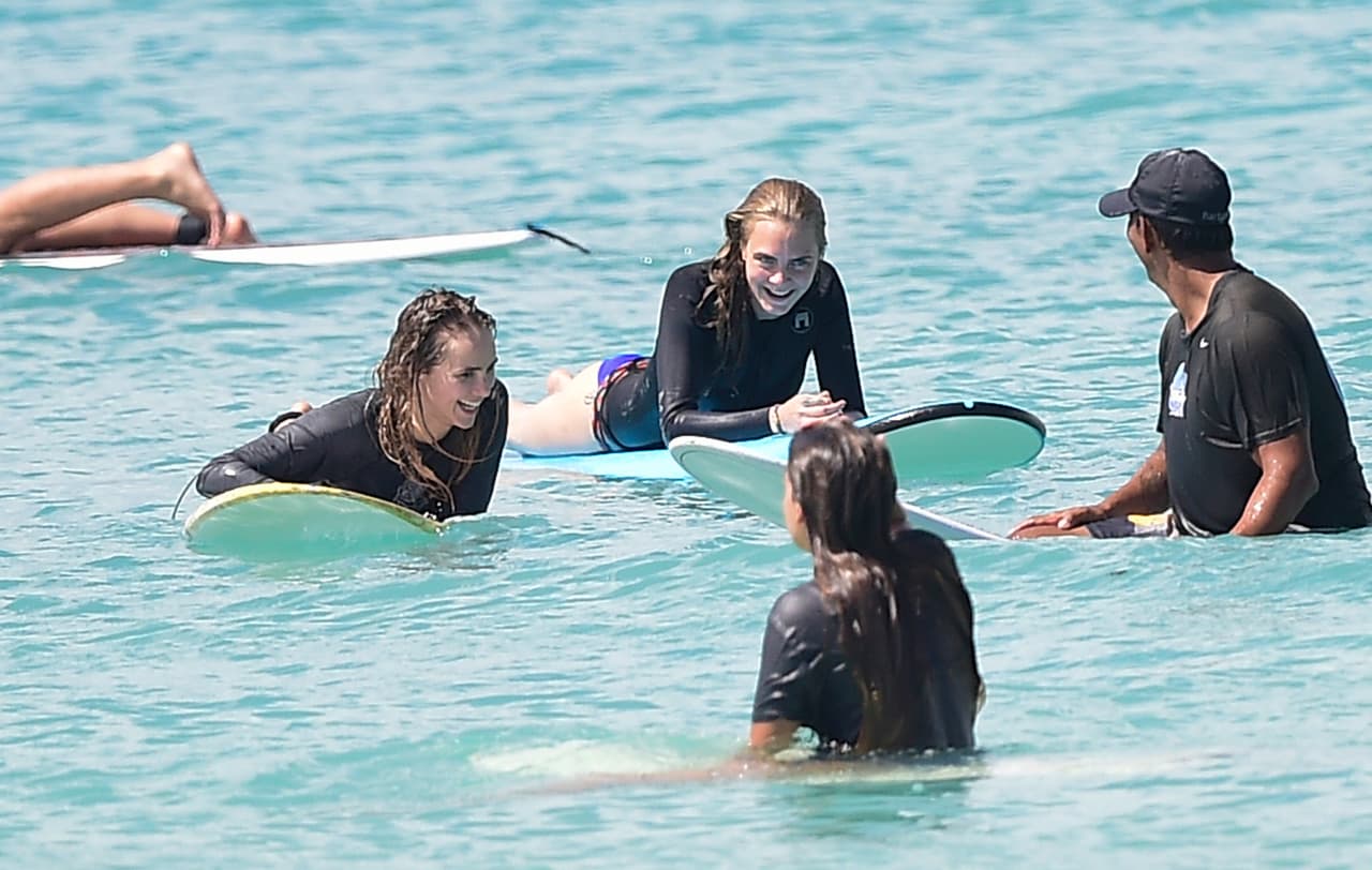 Cara no fue sola: su amiga Suki Waterhouse, también estaba con ella aprendiendo a montar las olas.