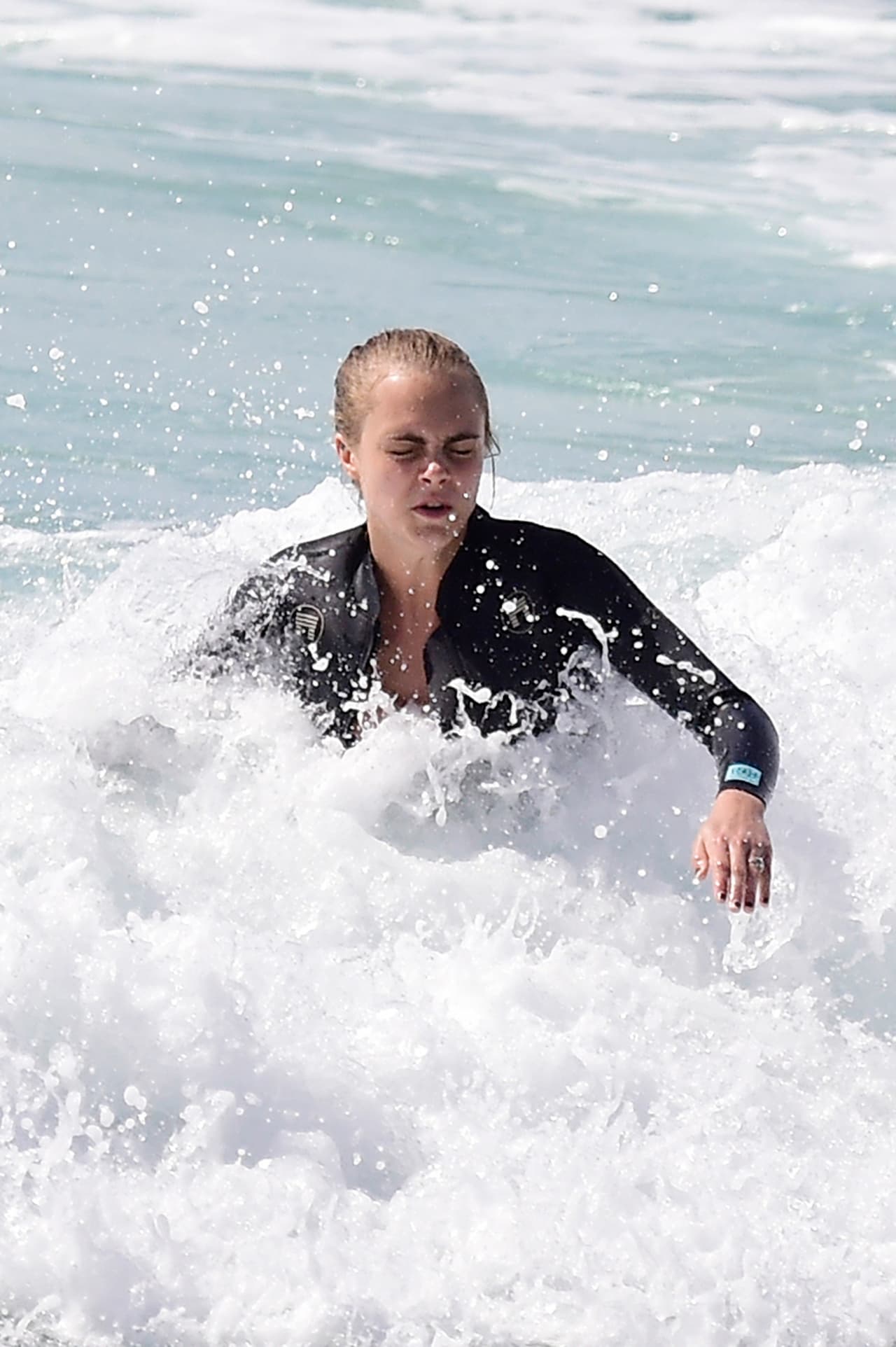 ¡A la modelo le encanta el agua! Ese es un chapuzón al estilo Delevingne.