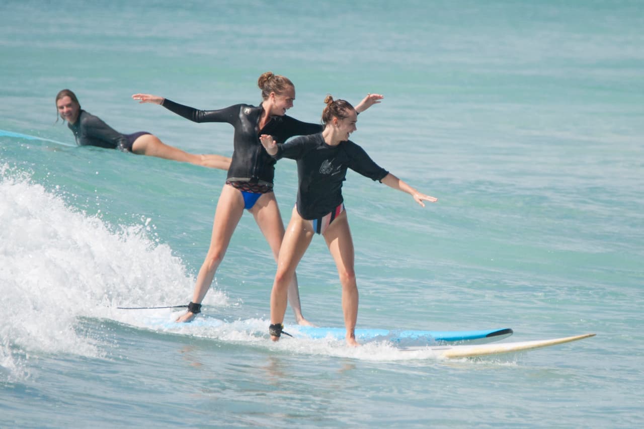 Cara tomó unas lecciones para surfear en San Vicente, luciendo un bikini azul bastante sexy bajo su vestimenta especial.