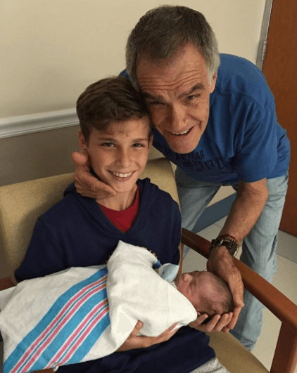 También fue un abuelo presente para sus nietos. El nacimiento de Michelle fue uno de los días más felices de su vida.