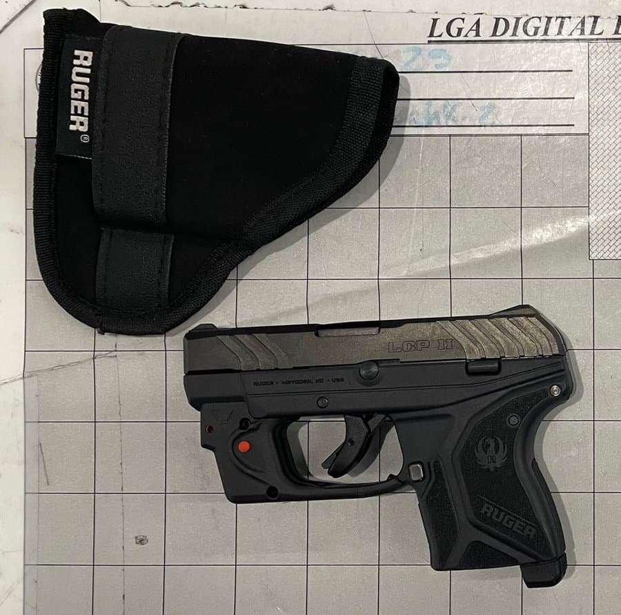 En casi todos los aeropuertos del área se han decomisado armas de fuego.
<br>
<br>La TSA informó que en la primera mitad del año decomisaron 3,251 pistolas en el País, Más del 92 por ciento estaban cargadas.
<br>