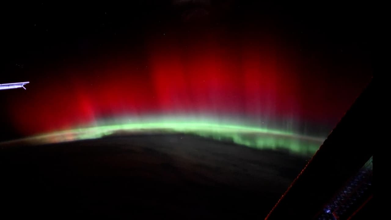 Astronauta graba impresionante aurora boreal roja desde el espacio
