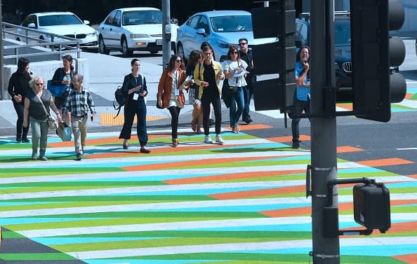 Un cruce peatonal diseñado por Carlos Cruz-Diez en las adyacencias del 
<a href="https://www.thebroad.org/" target="_blank">Broad Museum de Los Ángeles</a>.