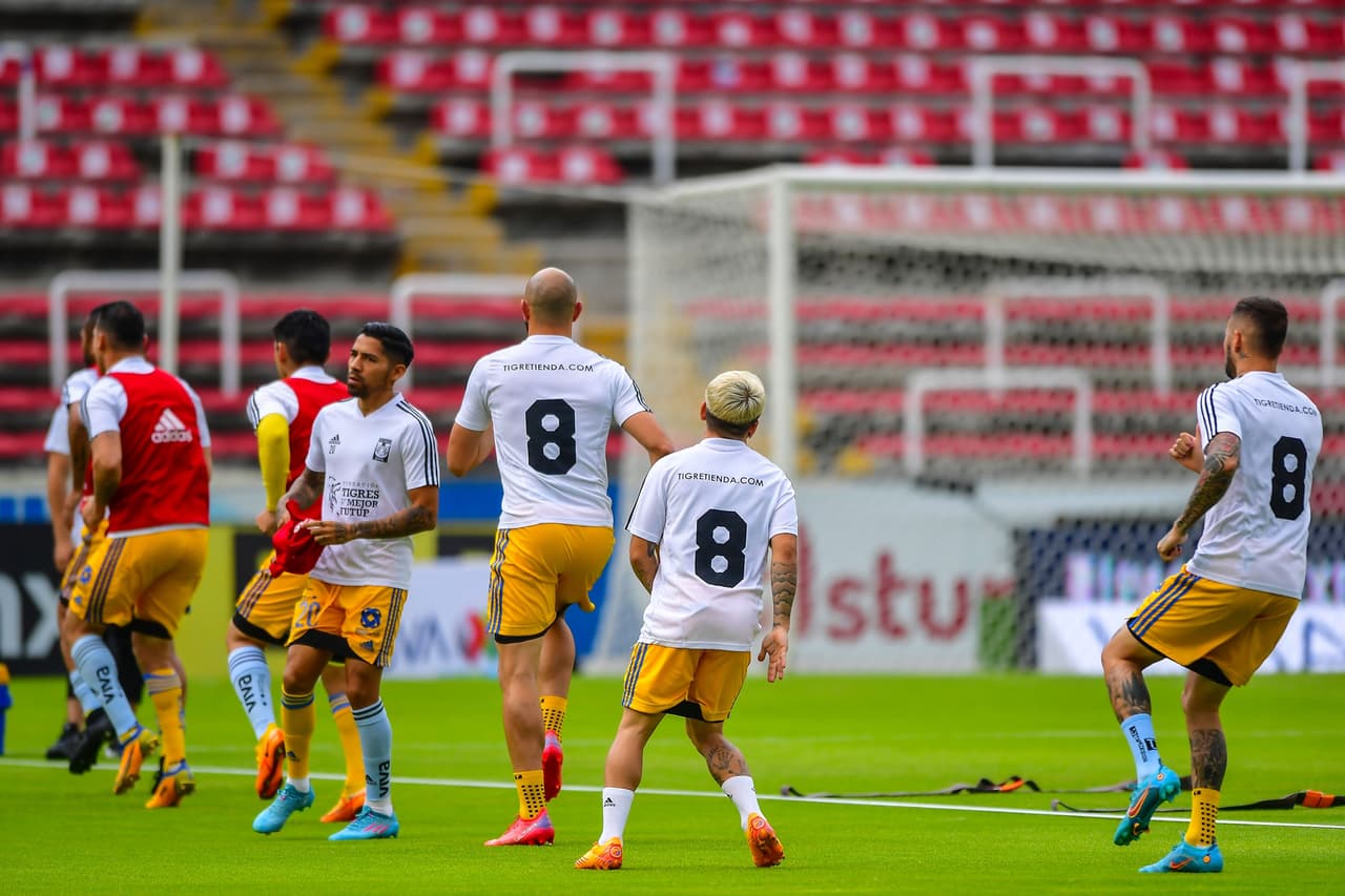 La UANL continúa entrenando con la camiseta que homenajea a Tomás Boy.