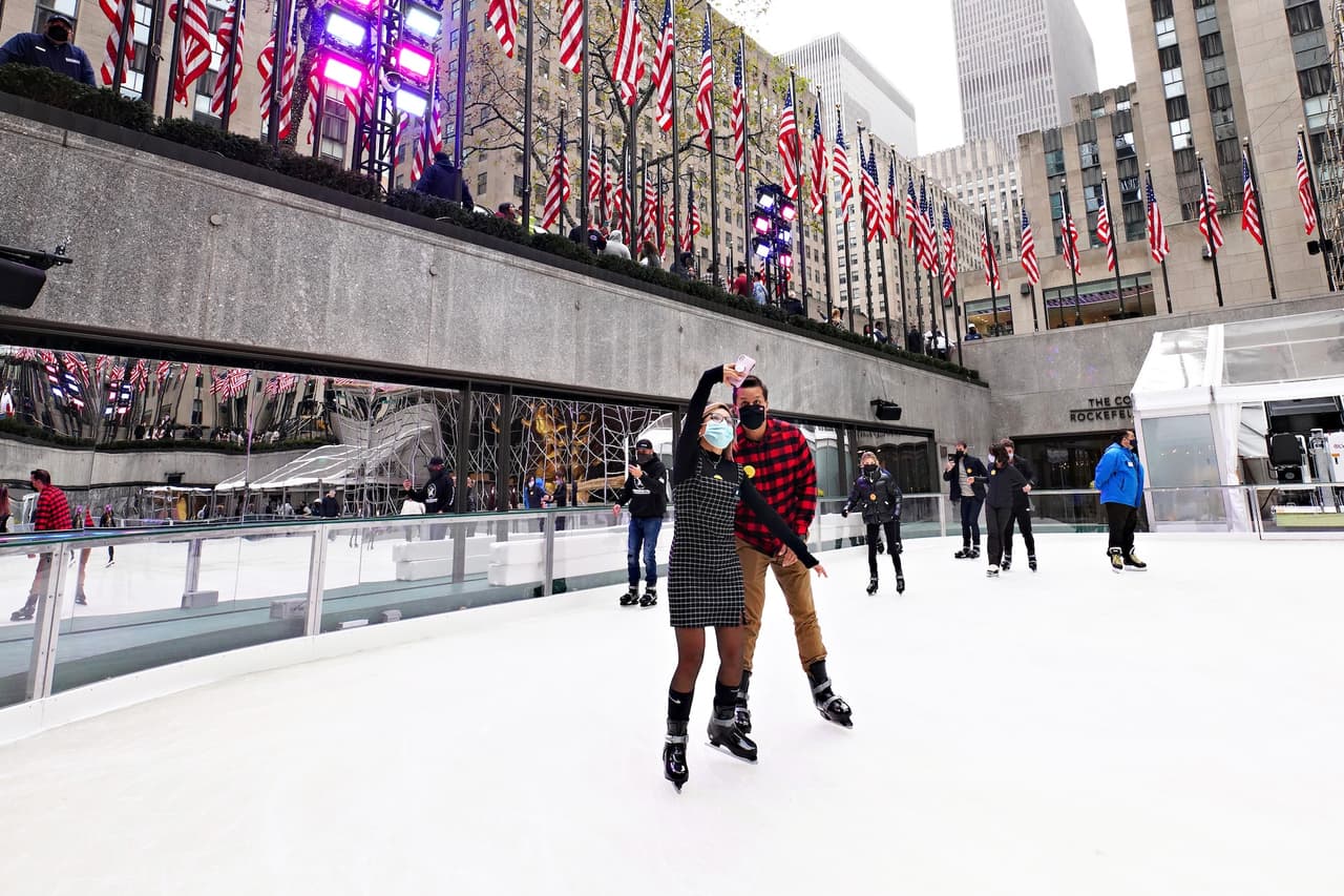 Los
<b>boletos cuestan entre $22 y $124 </b>según la fecha y el horario. El alquiler de patines tiene un costo adicional de $12. También se ofrecen clases privadas y pases ilimitados para la temporada.