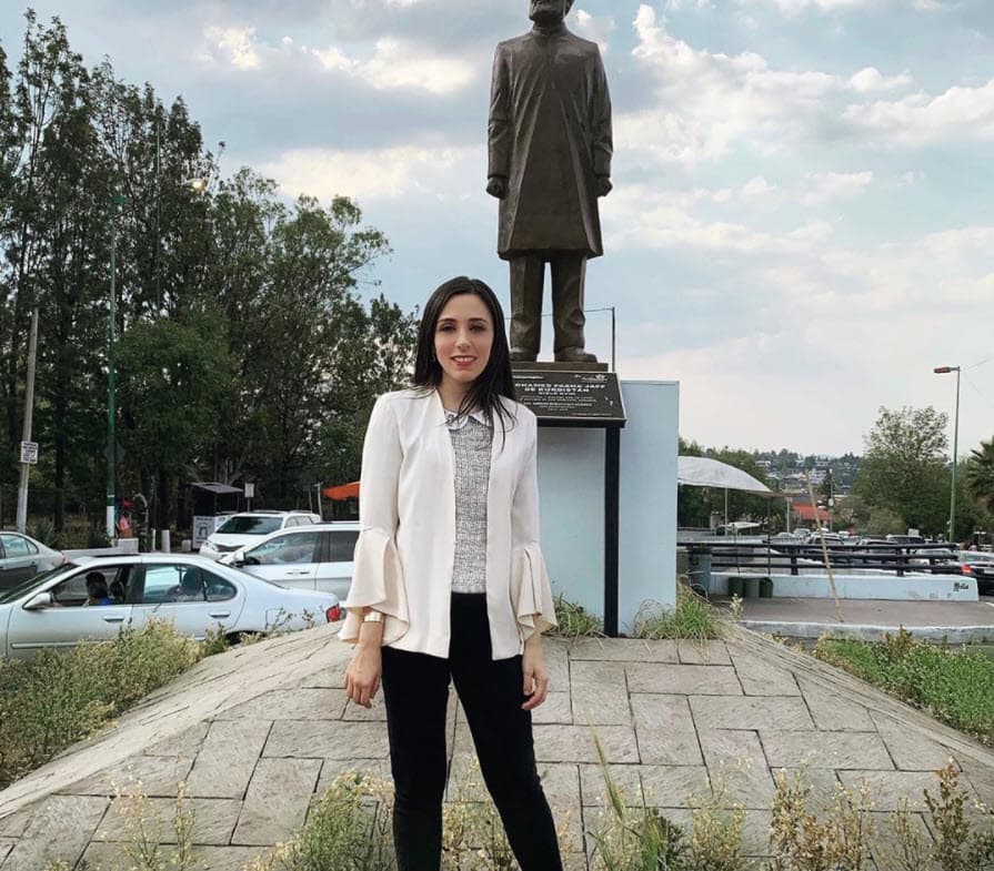 La aparente química entre ellos fue tal que él le dio el anillo de compromiso cuatro meses después de hacer un viaje juntos a los Alpes suizos.
<br>