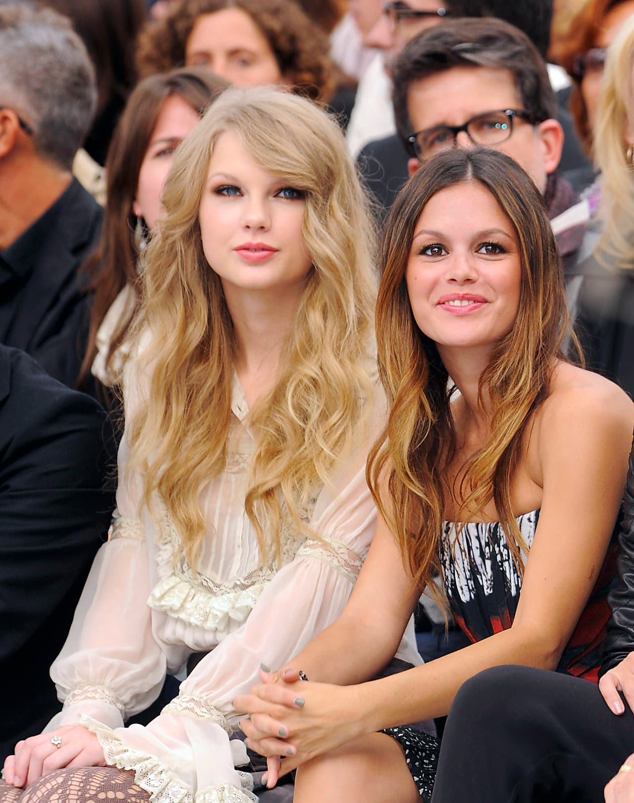 Taylor intercambió los rizos por las ondas en una pasarela en Milán en 2010, en la que se sentó con Rachel Bilson.