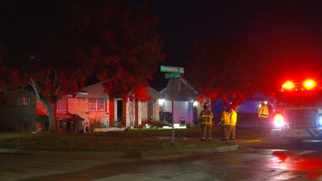 Bomberos de Fort Worth, en Texas, responden a una llamada de emergencia al oeste de la ciudad.