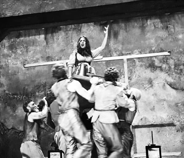 Y es que la obra cuenta con un gran escenario y un talentoso elenco que imprimen calidad al proyecto.