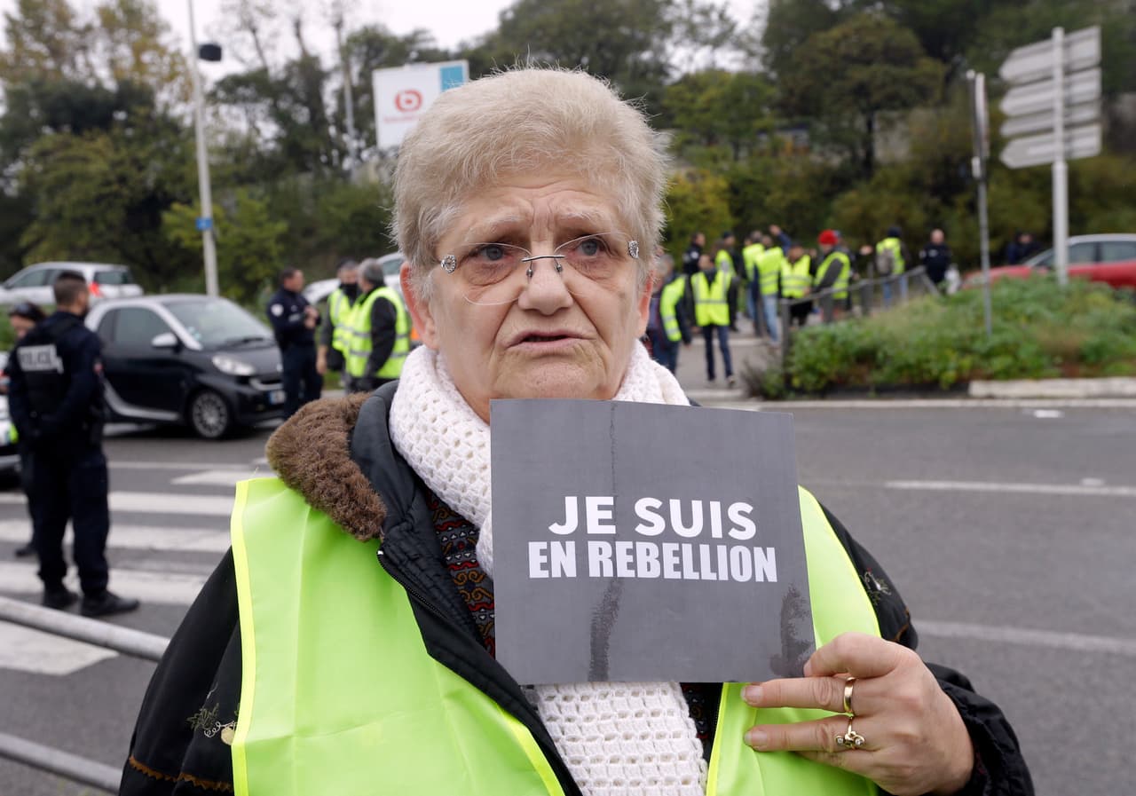 Una manifestante sostiene un cartel que dice "Estoy en rebelión" durante las protestas de este sábado en el área comercial de La Valentine, en Marsella, sur de Francia. AP/Claude Paris.